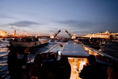 Три разводных моста – развод мостов от Петроградской стороны