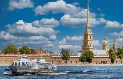 Полуденный выстрел с Невы: каналы, крепость и живая традиция Петербурга