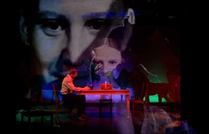 Спектакль «Лицо сестры в сиянии стекла»