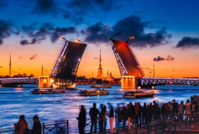 Развод мостов с катера: ночной Петербург без толпы